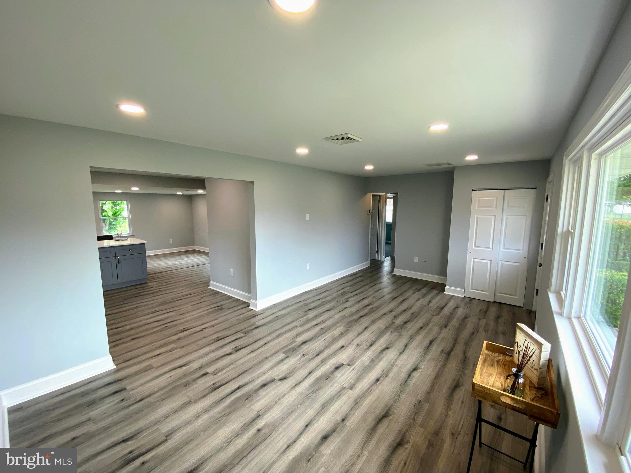 443 Colonial Road Bellmawr, NJ 08031 - Photo 6 of 41 Living Room