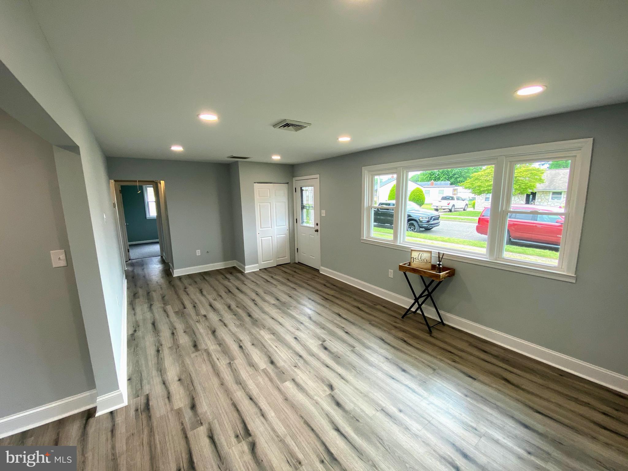 443 Colonial Road Bellmawr, NJ 08031 - Photo 9 of 41 Living Room