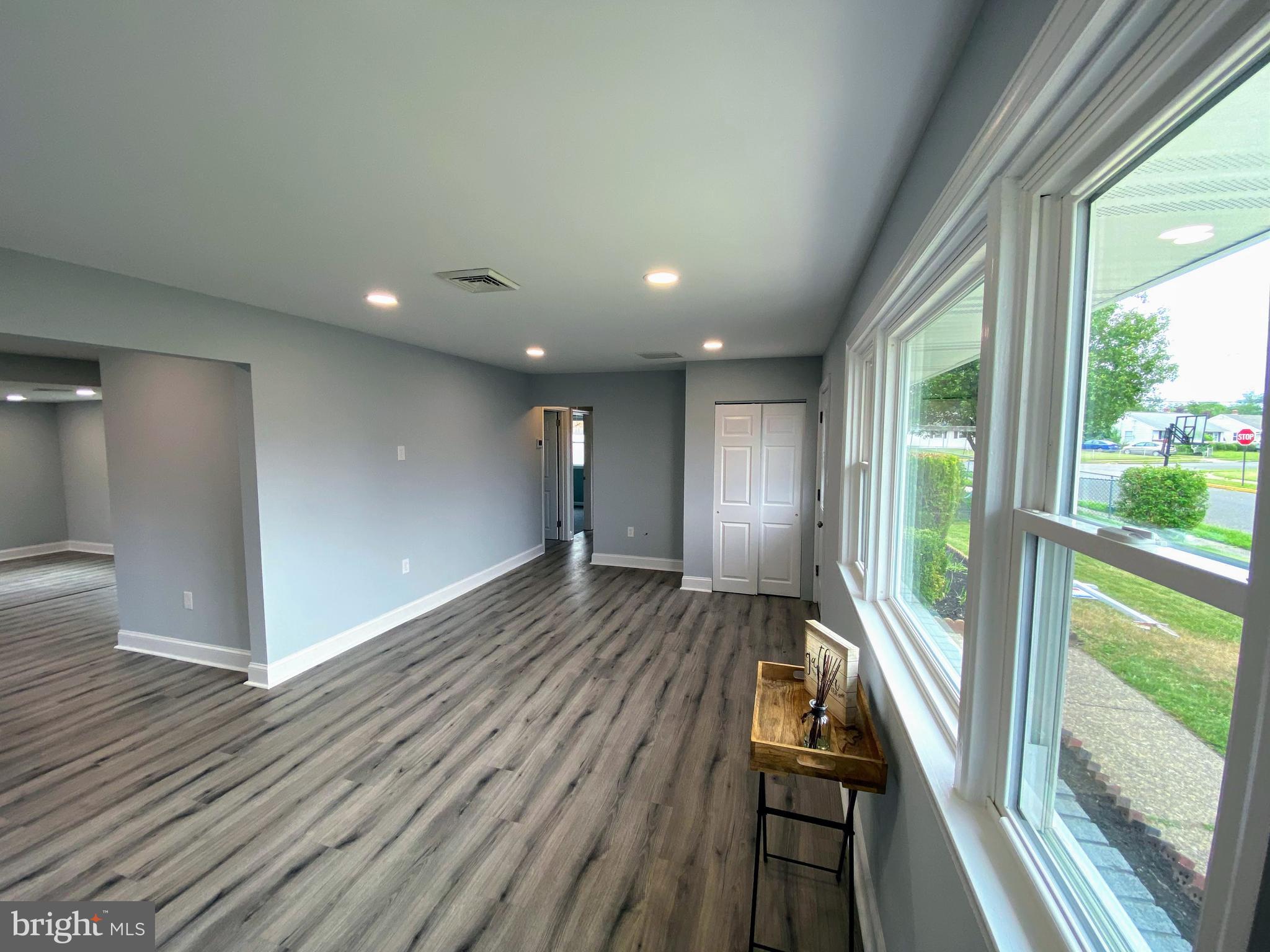 443 Colonial Road Bellmawr, NJ 08031 - Photo 10 of 41 Living Room