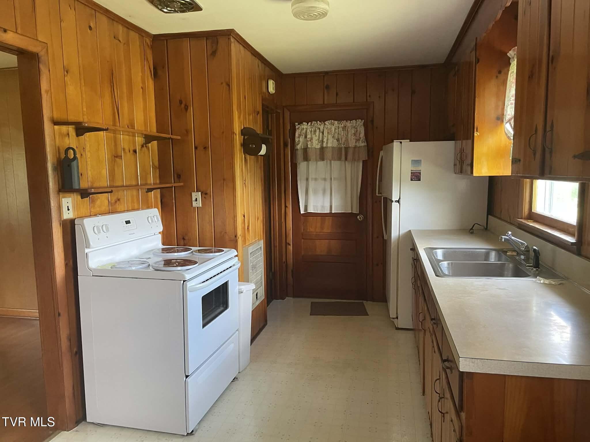 237 Bullock Hollow Road Bristol, TN 37620 - Photo 8 of 10 6fd5f8e1-8327-4ff8-9ffb-8ad3fcbece06
