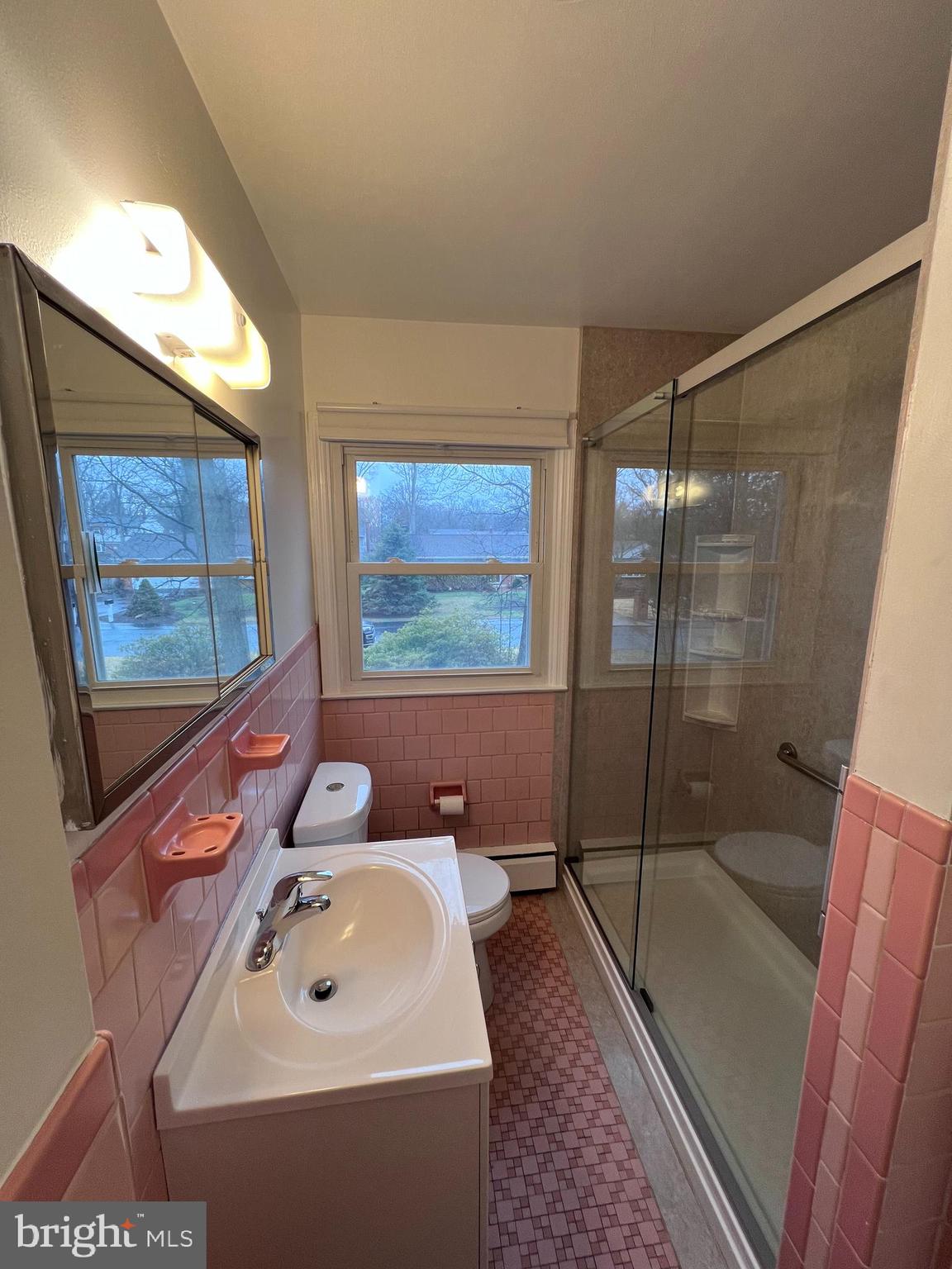155 Sillery Bay Road Pasadena, MD 21122 - Photo 14 of 34 a bathroom with a sink mirror toilet and bathtub