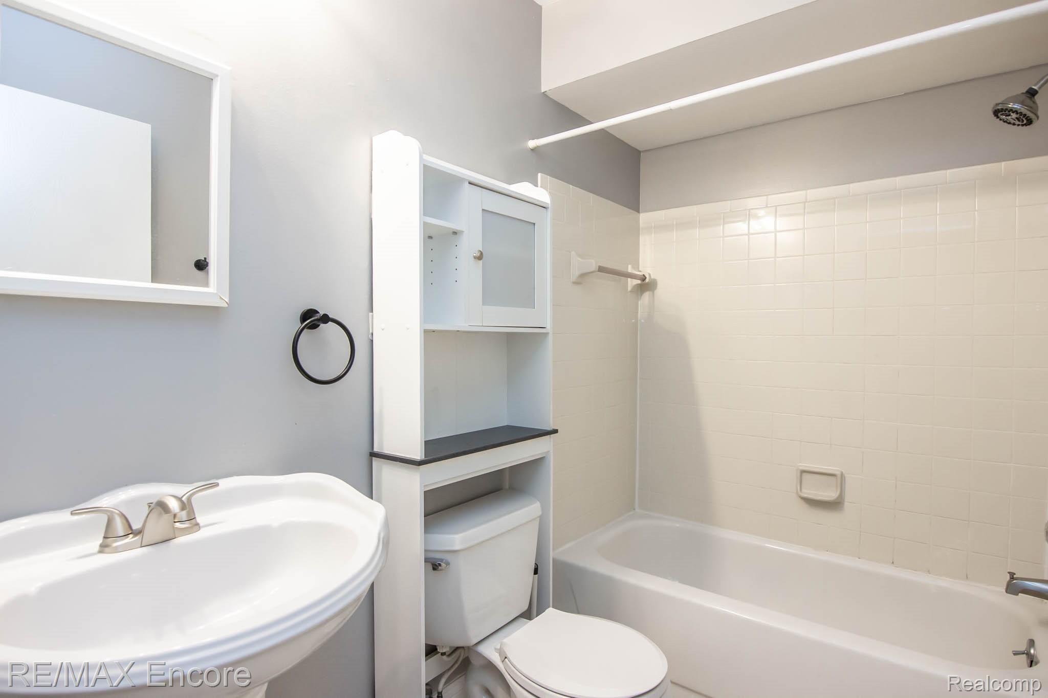 1649 Emerson Circle Rochester, MI 48307 - Photo 15 of 29 Master Full Bath