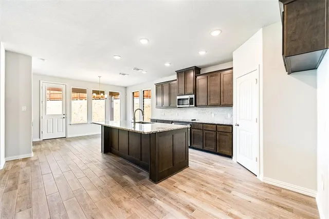 $439,900 | 541 Mitchell Boulevard, Weatherford, TX 76087