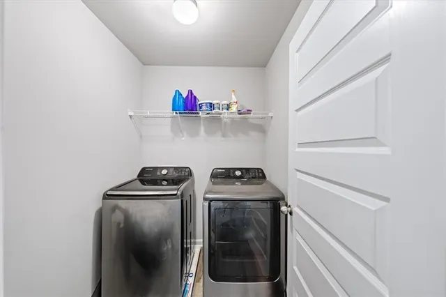 a view of a house with backyard