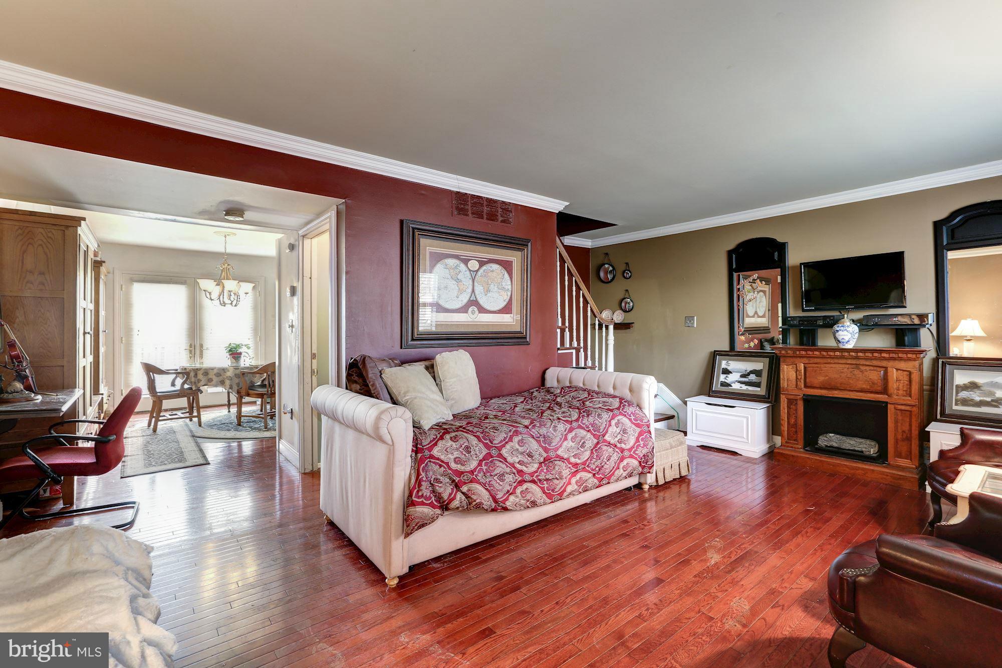 13 Laurence Brooke Road Catonsville, MD 21228 - Photo 2 of 25 Living Room