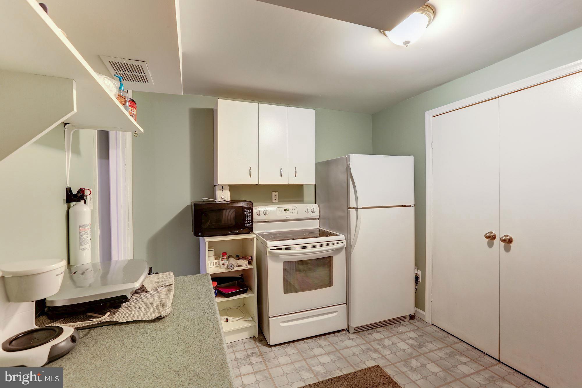 13 Laurence Brooke Road Catonsville, MD 21228 - Photo 19 of 25 Kitchenette