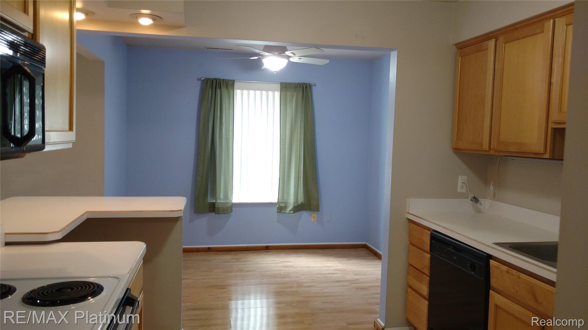 505 West Highland Road, Unit 25 Howell, MI 48855 - Photo 9 of 17 KITCHEN & DINING