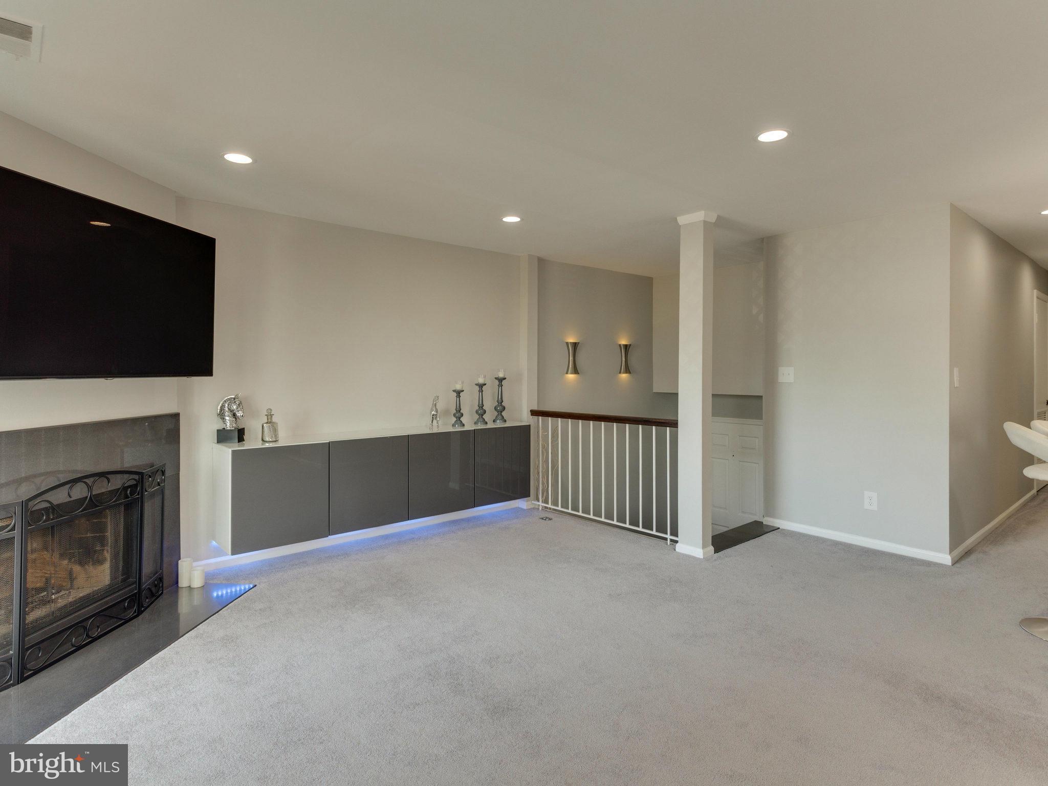 12935 Grays Pointe Road, Unit B Fairfax, VA 22033 - Photo 3 of 30 Living Room