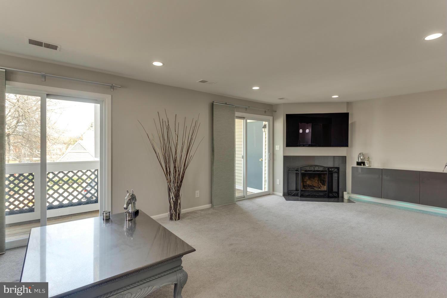 12935 Grays Pointe Road, Unit B Fairfax, VA 22033 - Photo 5 of 30 Living Room