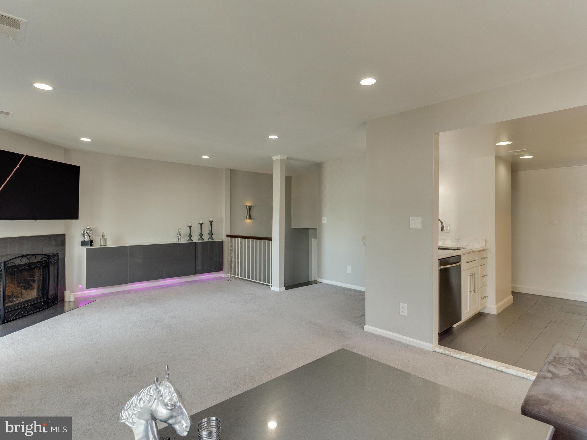 12935 Grays Pointe Road, Unit B Fairfax, VA 22033 - Photo 7 of 30 Living Room