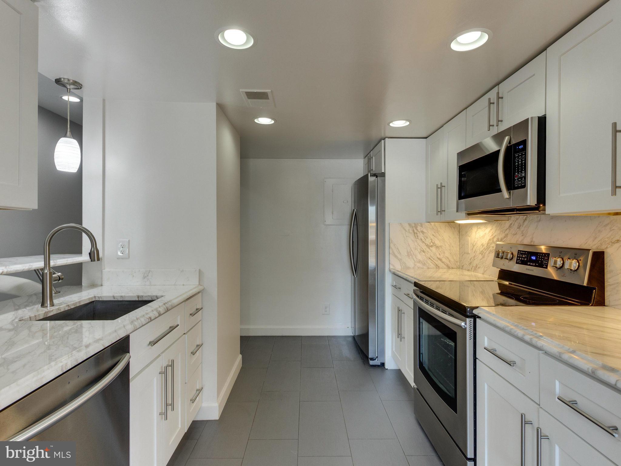 12935 Grays Pointe Road, Unit B Fairfax, VA 22033 - Photo 10 of 30 Kitchen