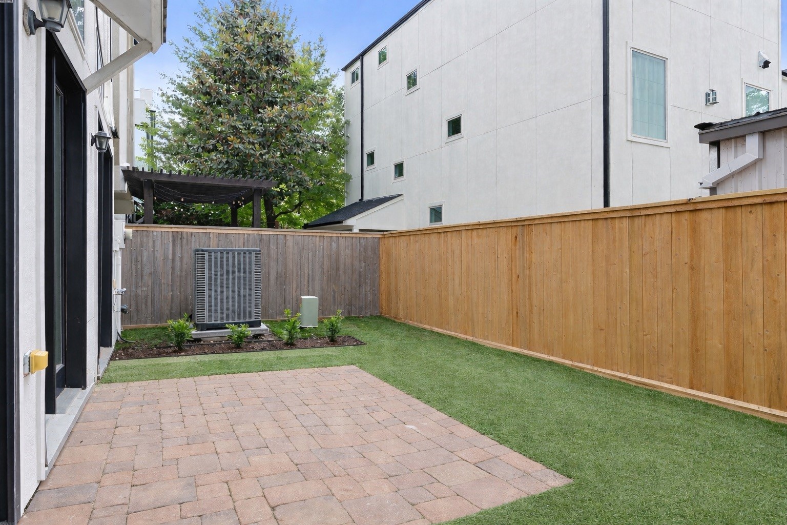 5621 Cohn Meadow Lane Houston, TX 77007 - Photo 27 of 35 Newly installed turf in the private backyard