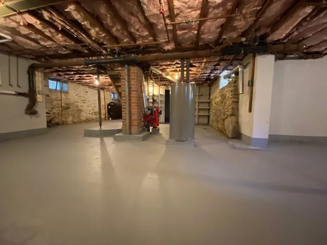 a view of a parking area