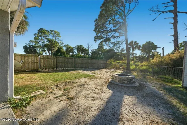 a view of yard with trees