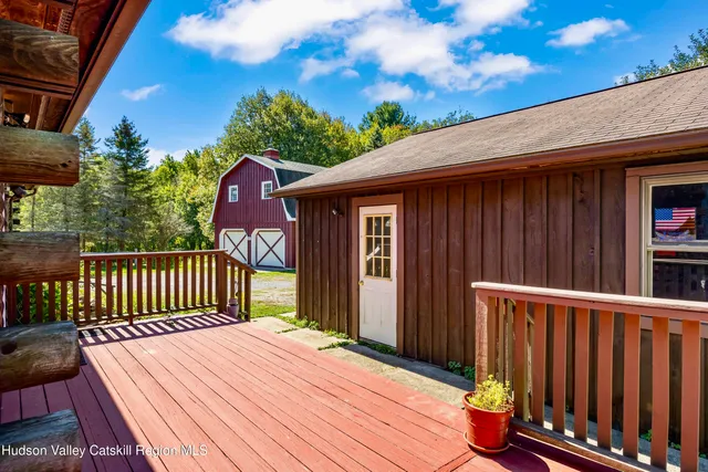 a view of front of a house with a yard