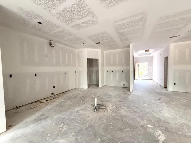 en empty room with ceiling fan and window