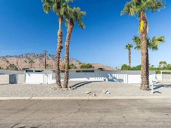 2223 North Magnolia Road Palm Springs, CA 92262 - Photo 2 of 28 a picture of palm trees