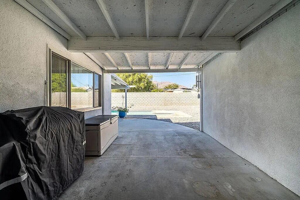 2223 North Magnolia Road Palm Springs, CA 92262 - Photo 28 of 28 a view of hallway with furniture