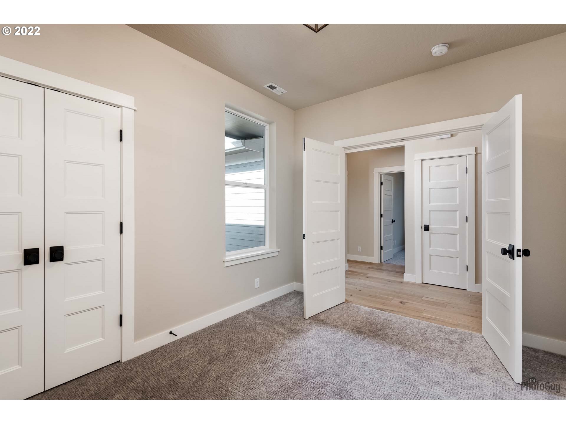 1011 South 33rd Springfield, OR 97478 - Photo 4 of 32 a view of an empty room with a window