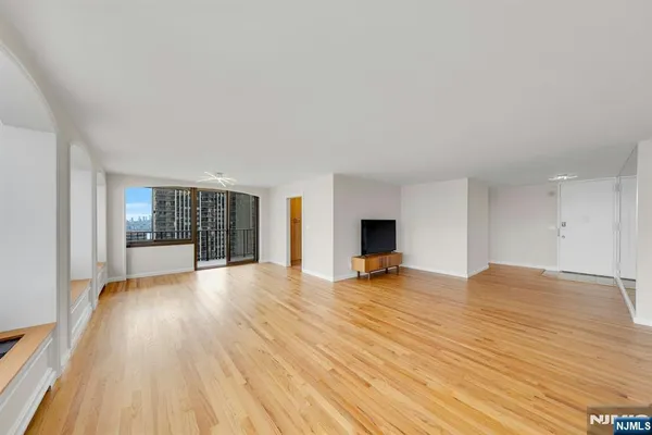 $4,100 | 300 Winston Drive, Unit 2110, Cliffside Park, NJ 07010