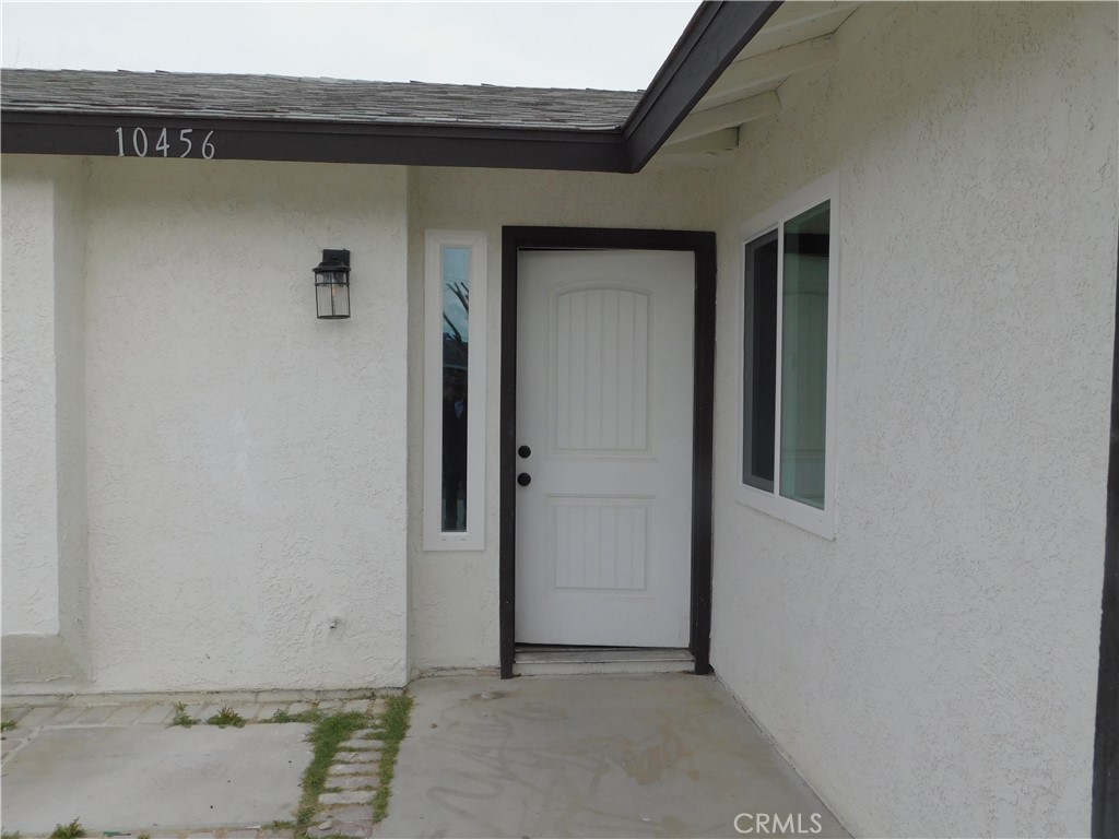 10456 Napa Road Adelanto, CA 92301 - Photo 5 of 31 a view of a hallway