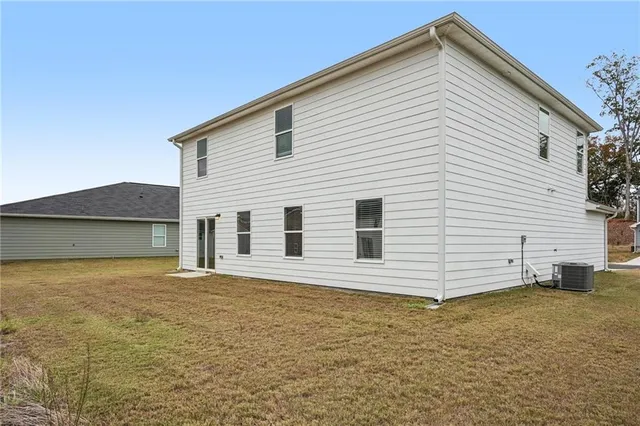 a view of a house with a backyard