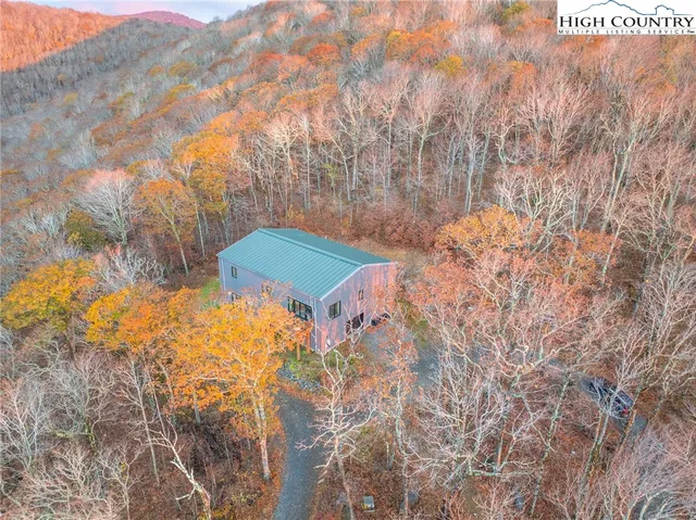 a view of a yard in front of the house
