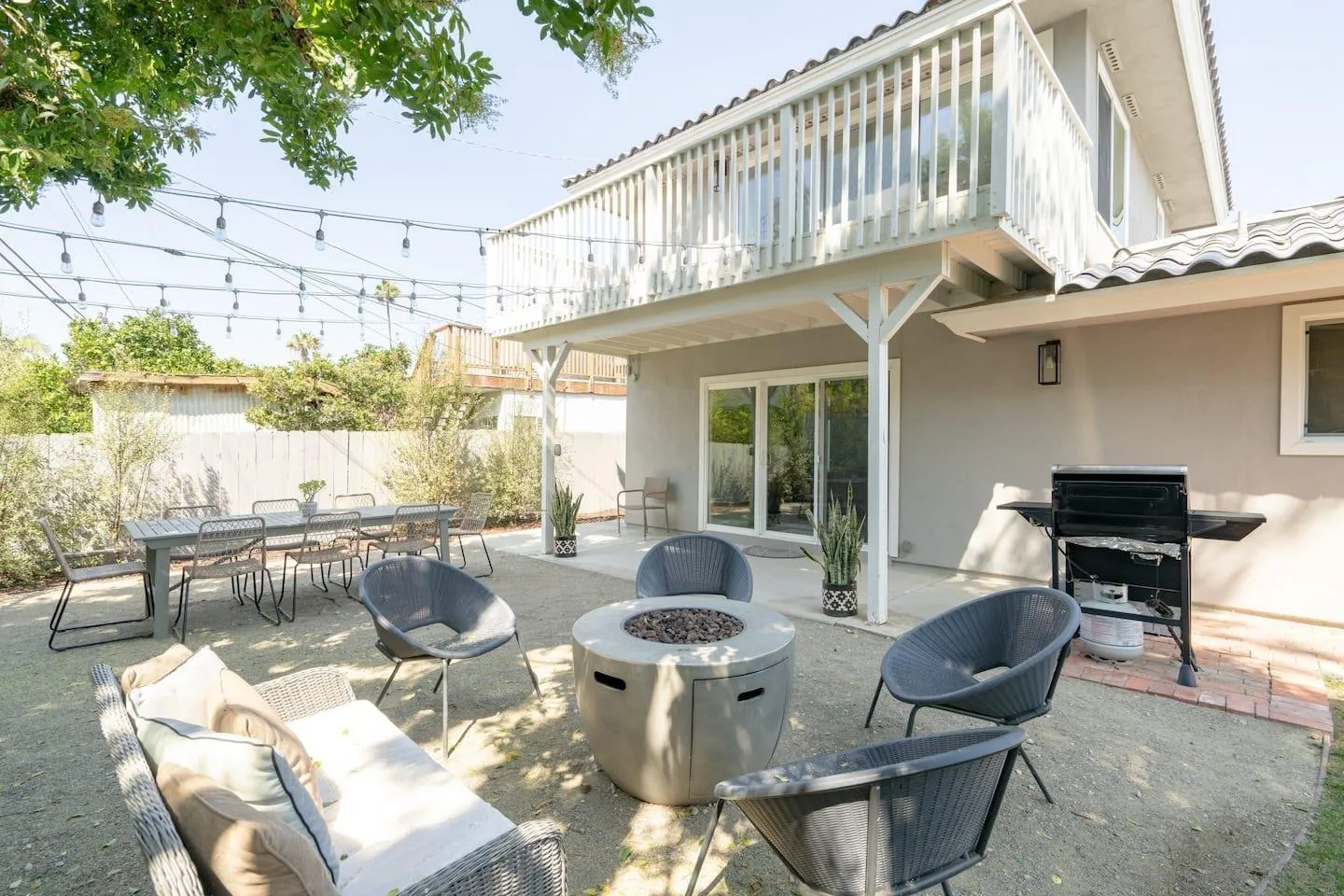 5238 La Jolla Boulevard San Diego, CA 92037 - Photo 19 of 46 a view of a dining table and chairs in the patio