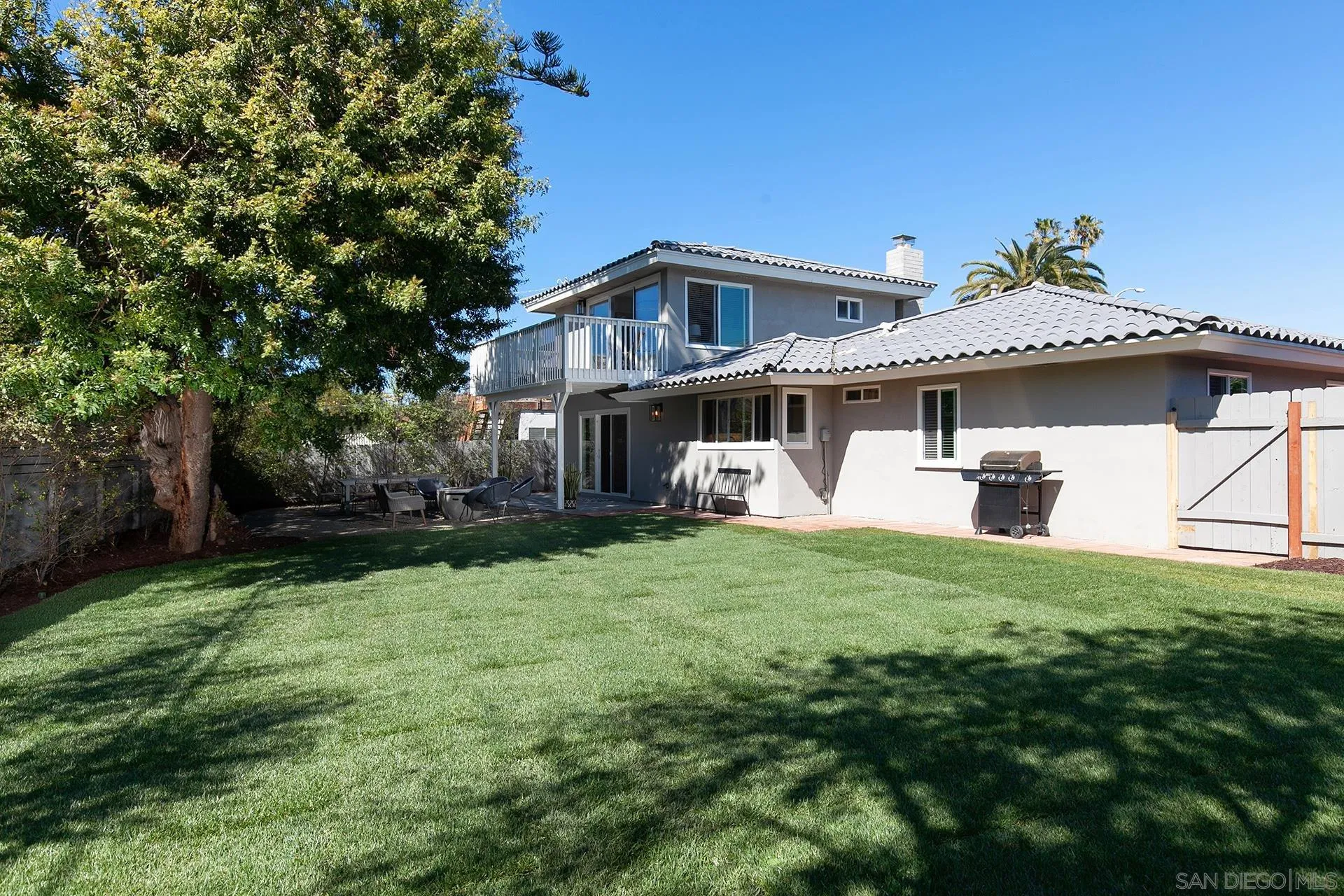 5238 La Jolla Boulevard San Diego, CA 92037 - Photo 22 of 46 a front view of a house with garden