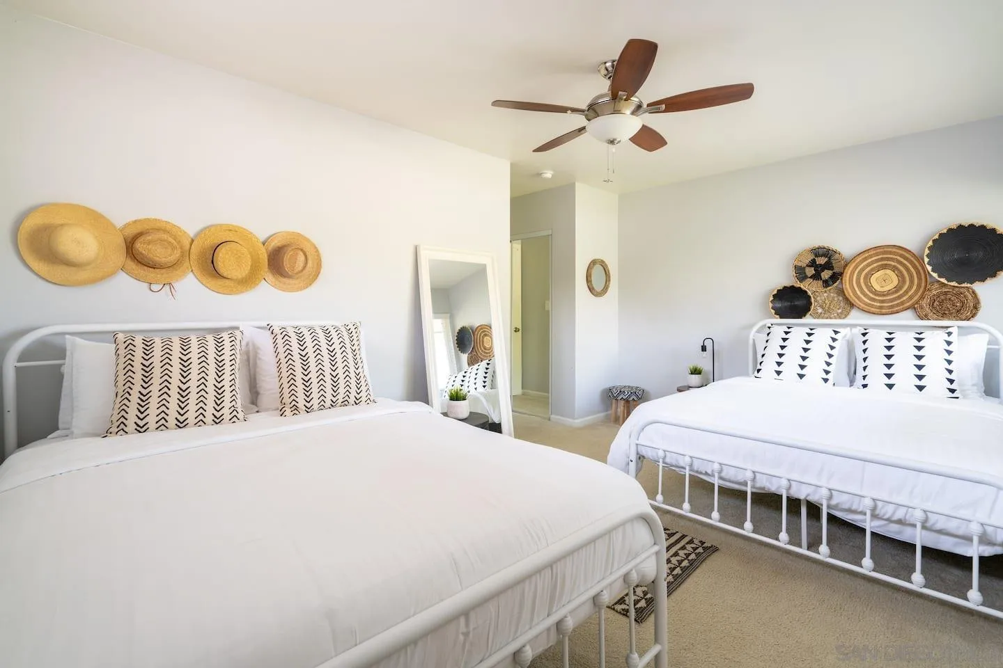 5238 La Jolla Boulevard San Diego, CA 92037 - Photo 41 of 46 a bedroom with a bed and a table in it