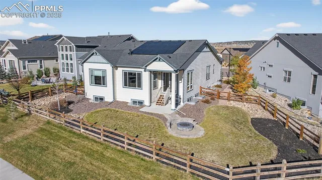 a view of a house with backyard