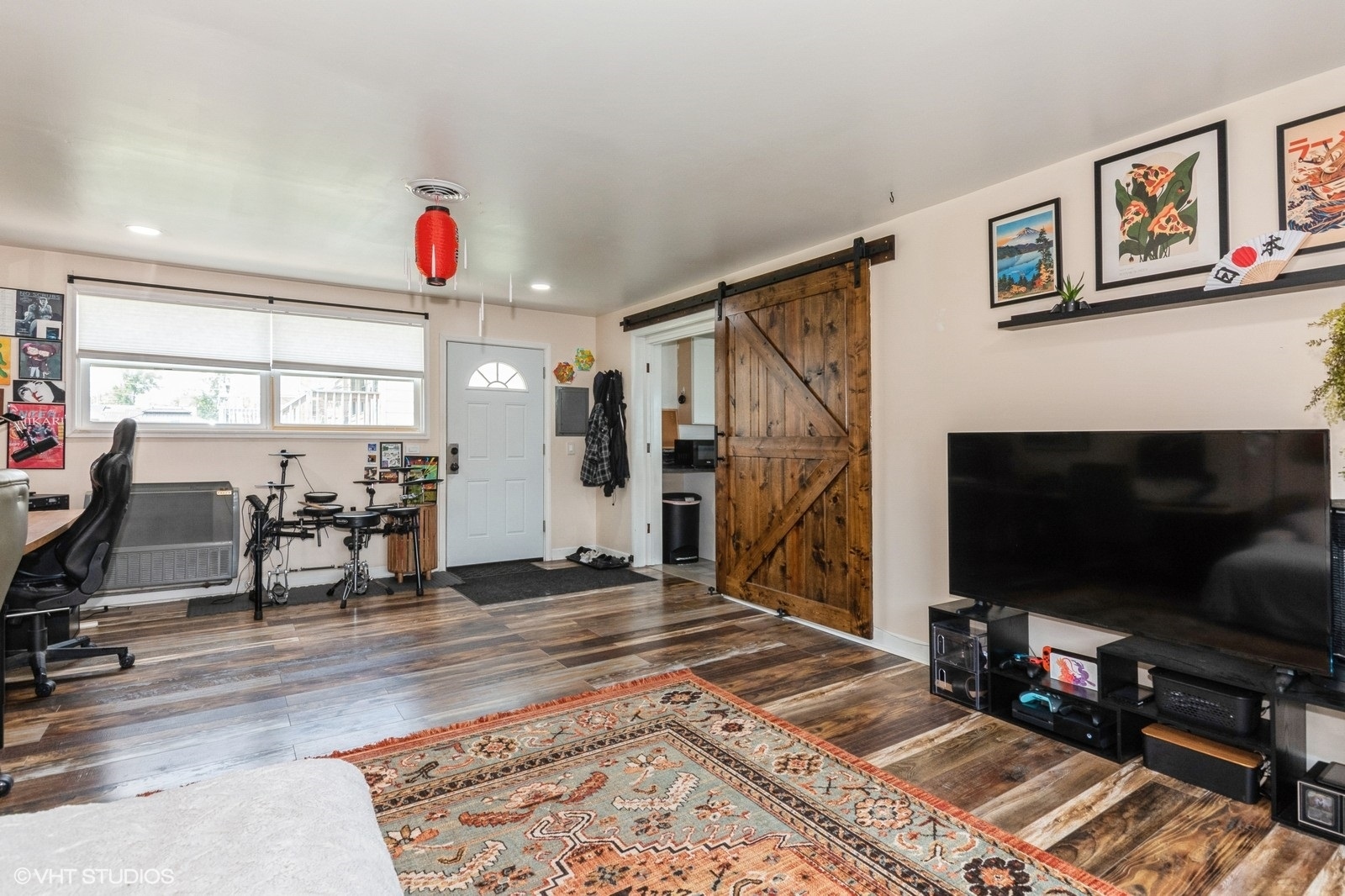 4346 Maple Avenue Brookfield, IL 60513 - Photo 11 of 15 a view of a livingroom with furniture and a flat screen tv