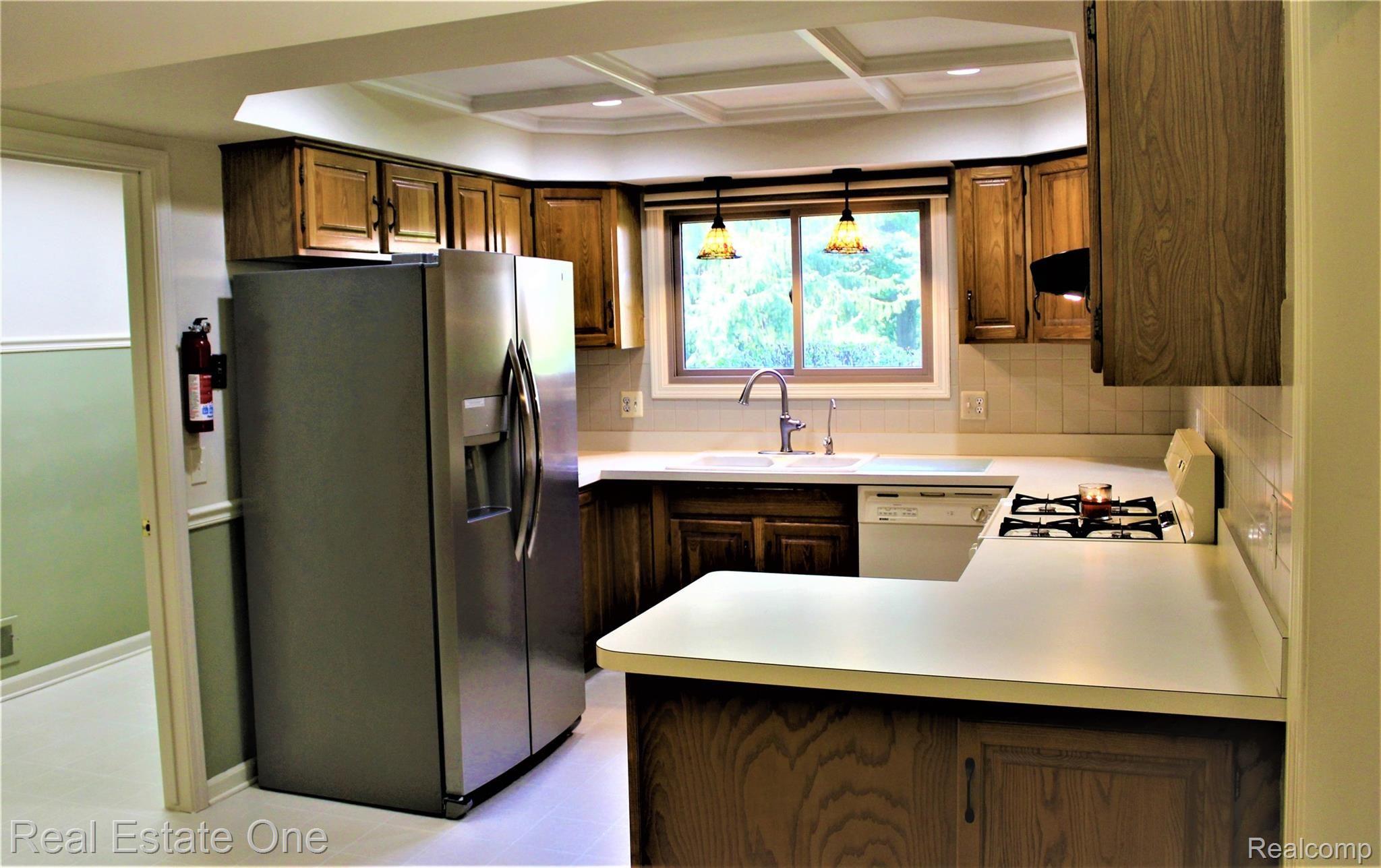 648 Kentucky Drive Rochester, MI 48307 - Photo 11 of 21 1-10.jpg