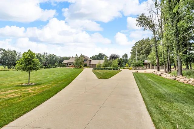 $999,000 | 12500 Round Lake Road, Horton, MI 49246