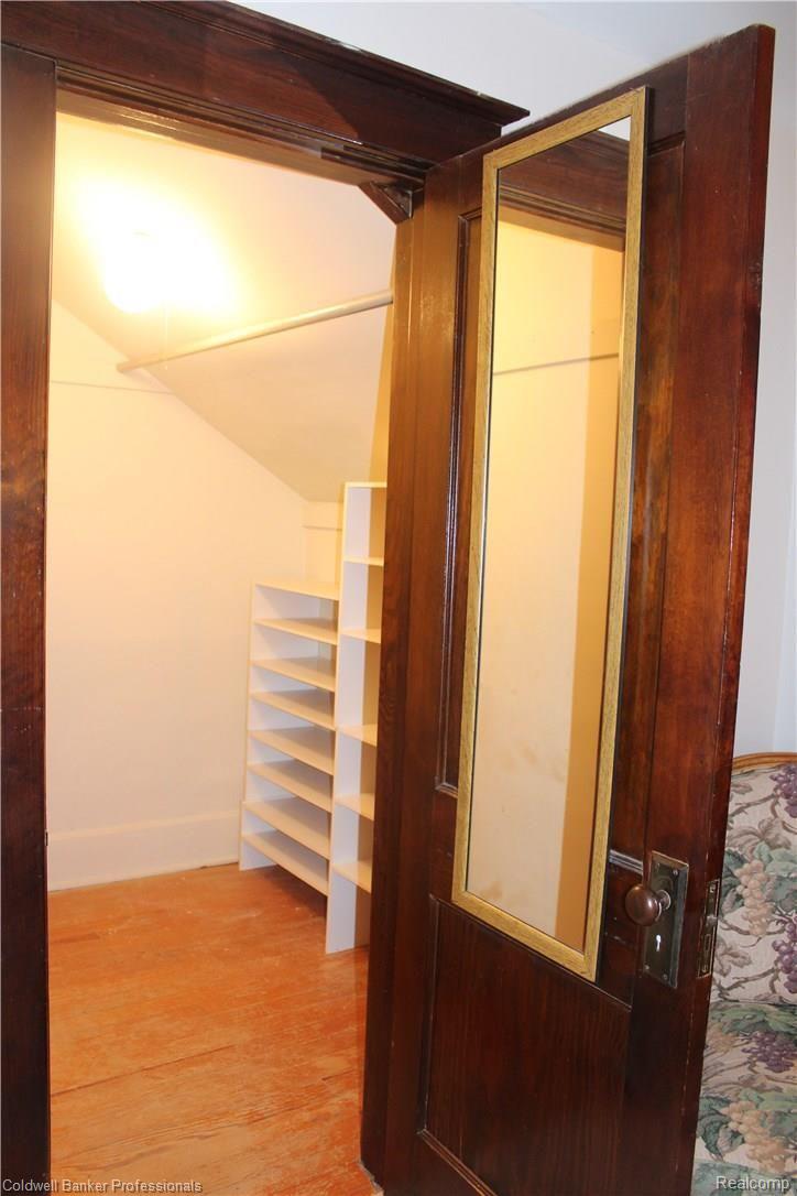 603 West University Drive Rochester, MI 48307 - Photo 22 of 41 Huge master walk-in closet, note hardwood floors under all carpet on 1st & 2nd floors