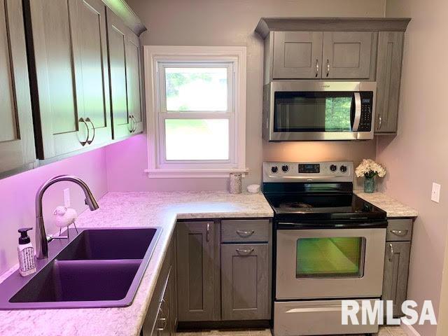 642 Waverly Road Davenport, IA 52804 - Photo 8 of 21 Gallery Image 8