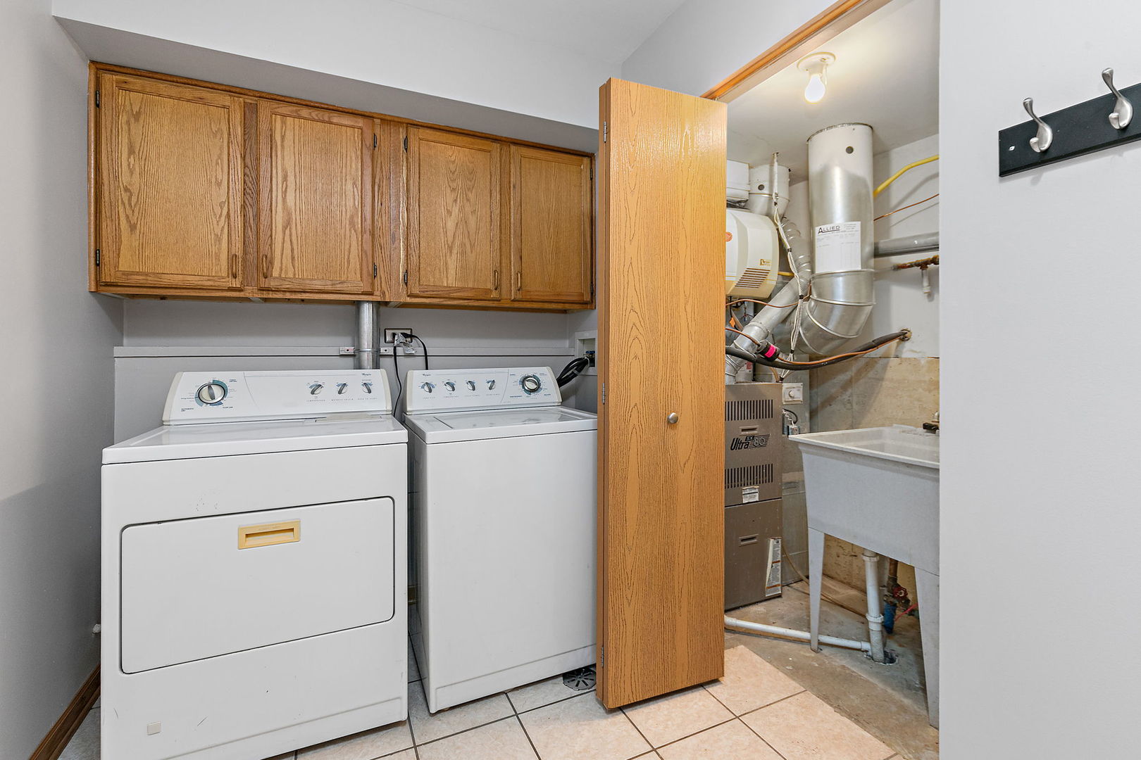 614 Littleton Trail Elgin, IL 60120 - Photo 25 of 29 a utility room with dryer and washer