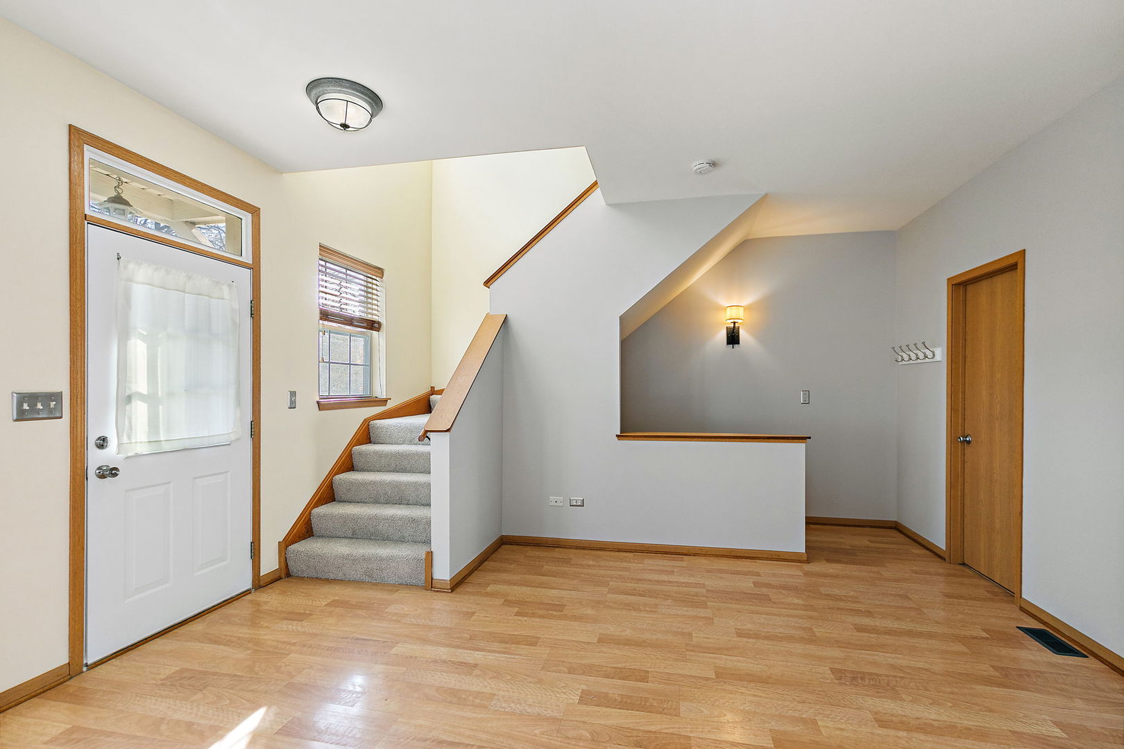 614 Littleton Trail Elgin, IL 60120 - Photo 6 of 29 a view of an entryway
