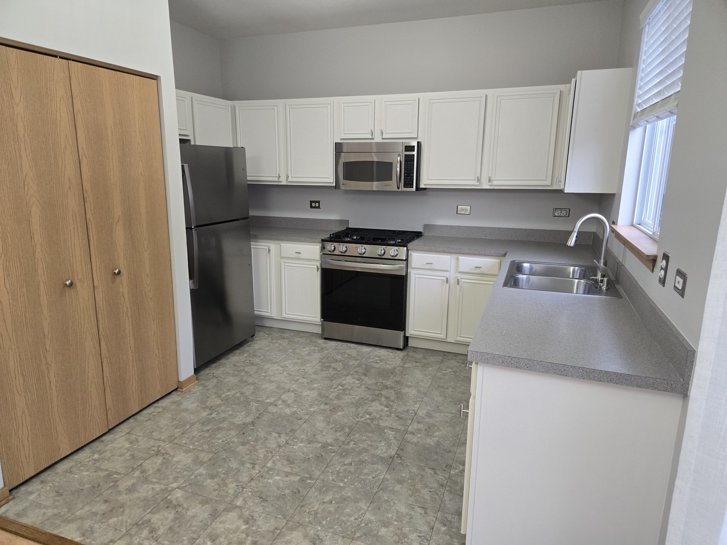 614 Littleton Trail Elgin, IL 60120 - Photo 10 of 29 a kitchen with stainless steel appliances granite countertop a refrigerator sink and stove