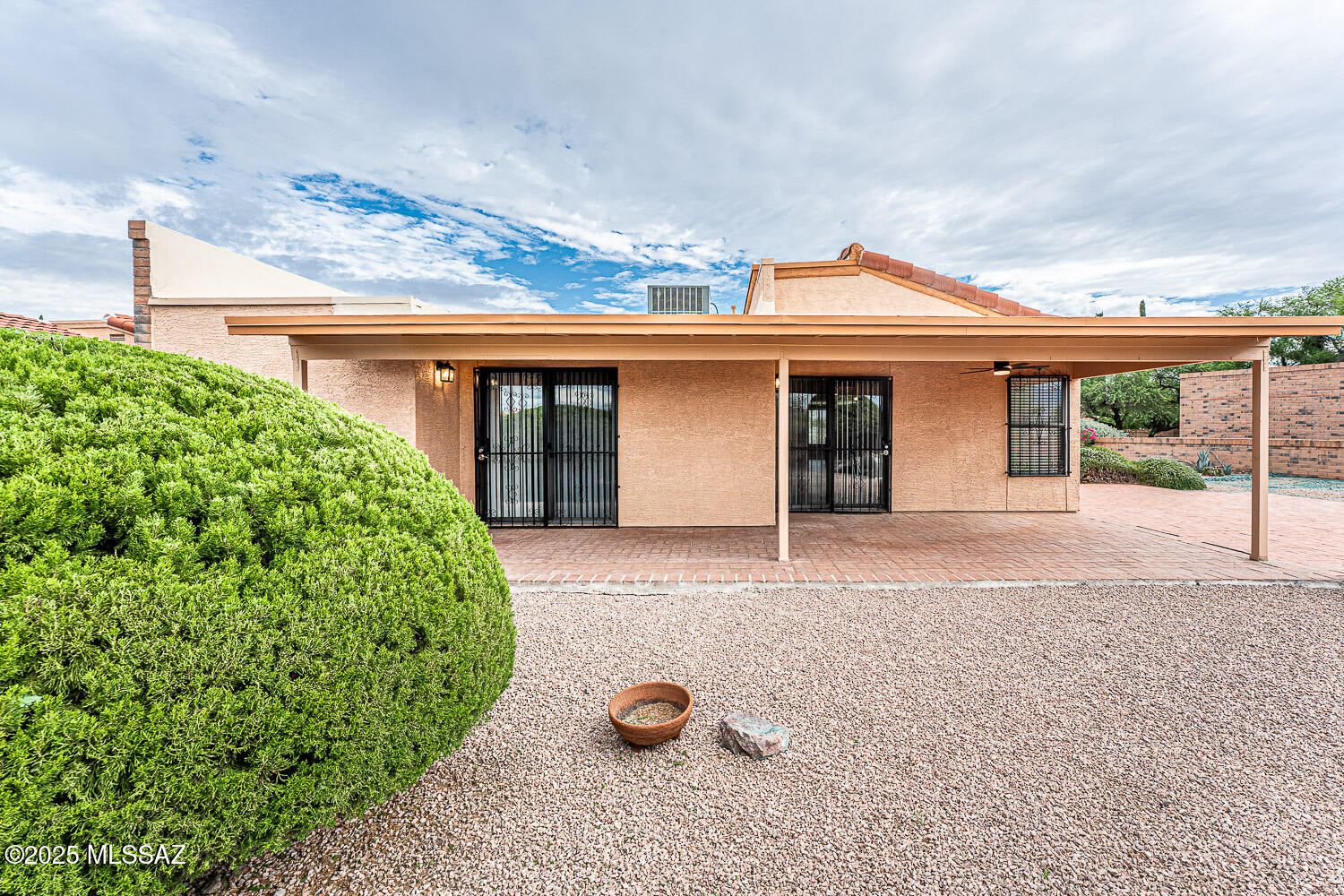 931 West Rio Guaymas Green Valley, AZ 85614 - Photo 39 of 39 front view of a house with a yard