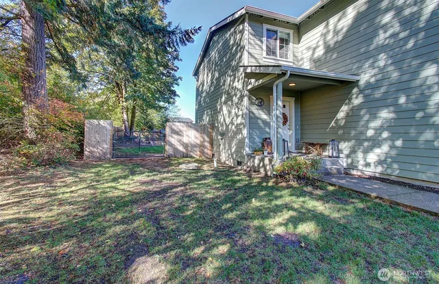 a view of a house with a yard