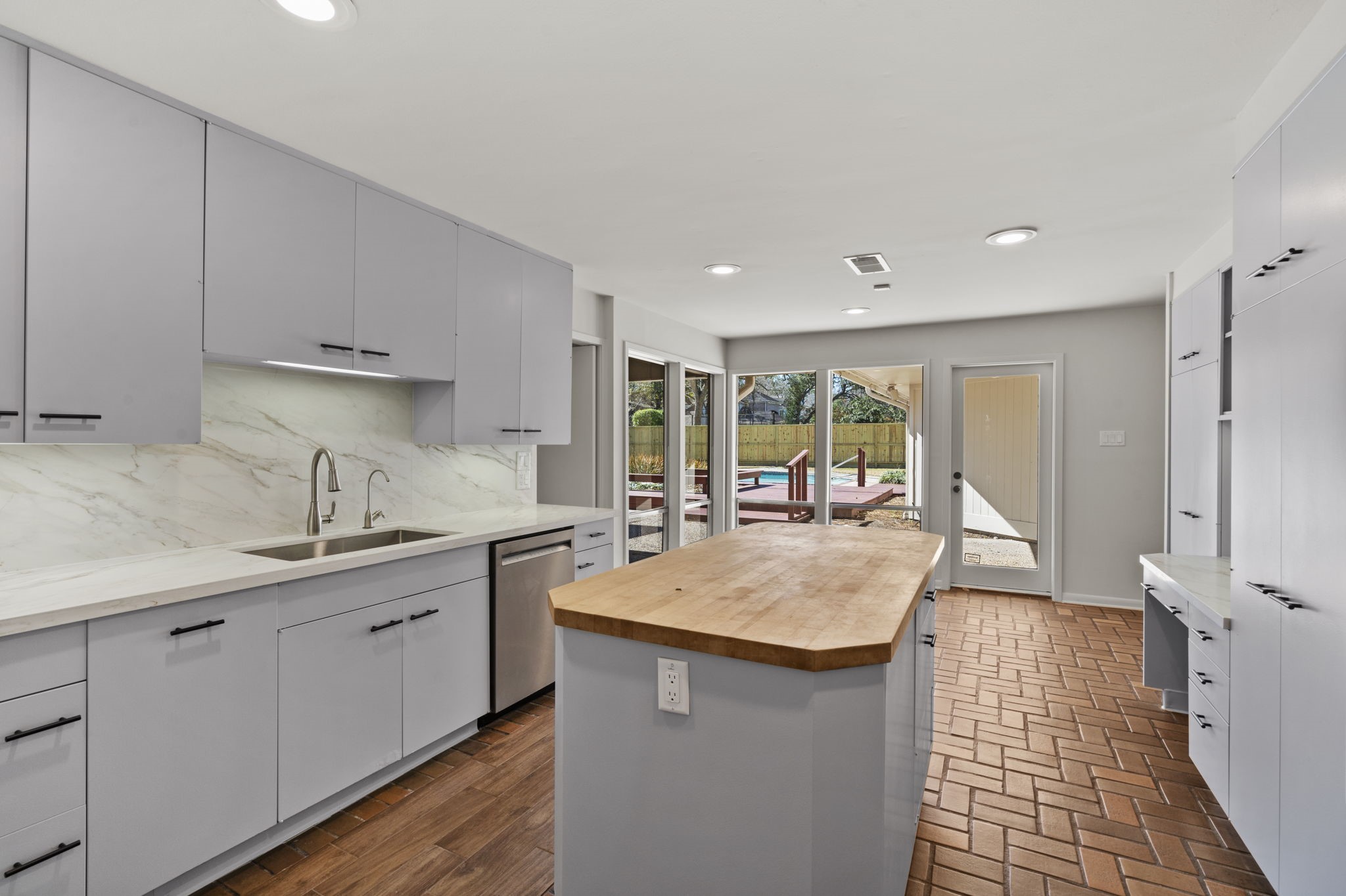 365 Piney Point Road Houston, TX 77024 - Photo 11 of 36