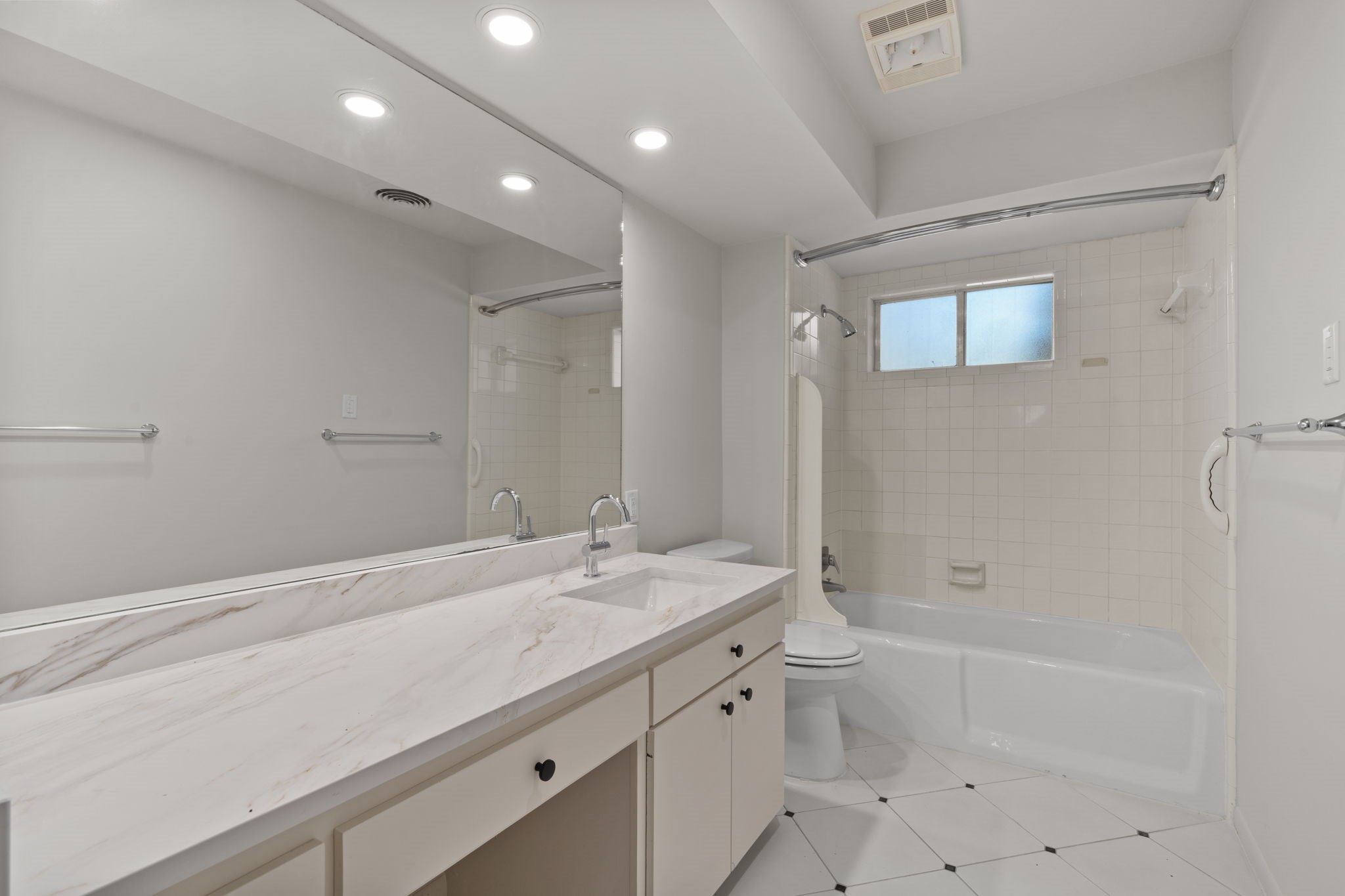 365 Piney Point Road Houston, TX 77024 - Photo 14 of 36