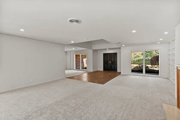 a view of livingroom with furniture