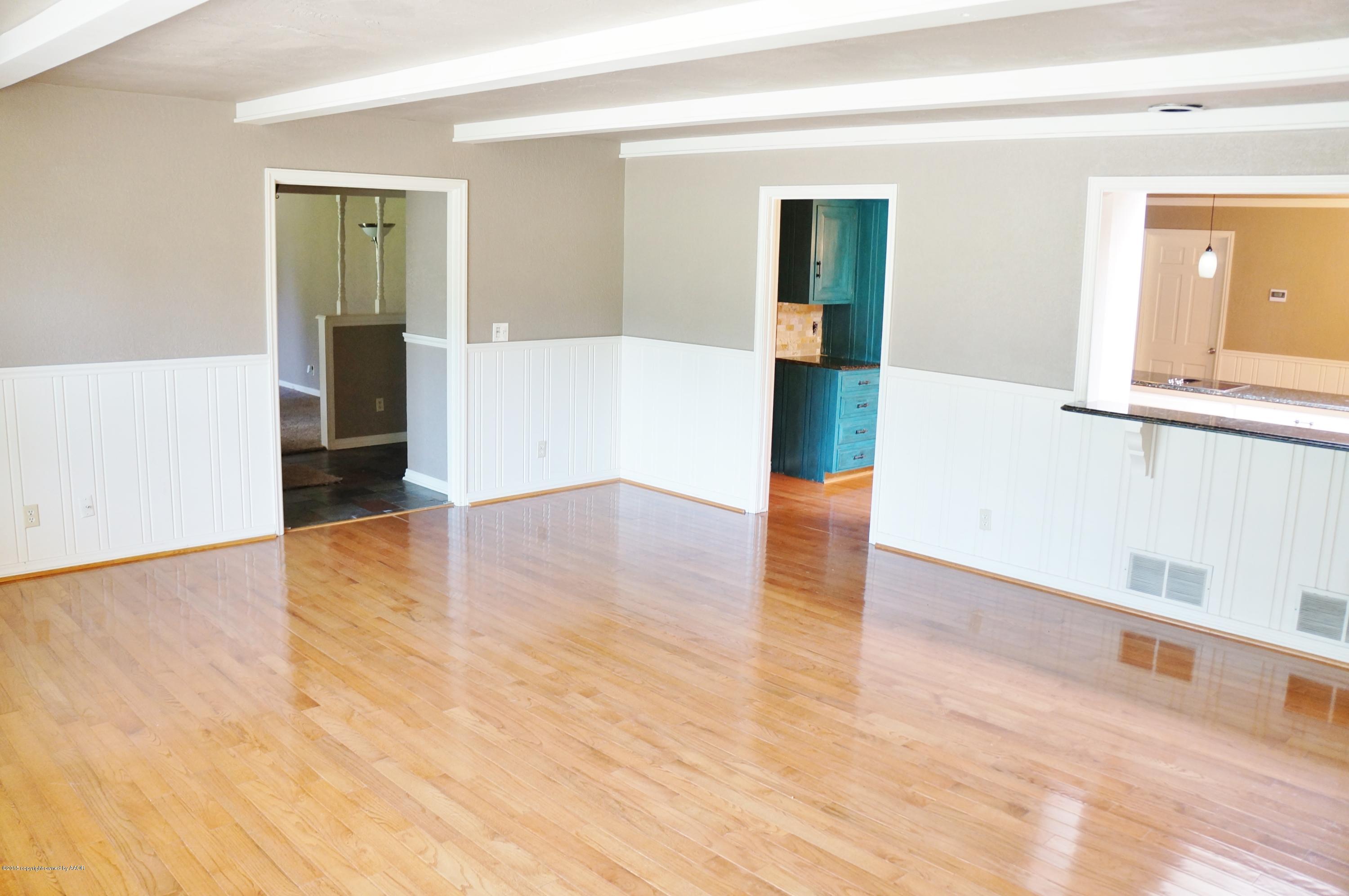 4208 Gem Lake Road Amarillo, TX 79106 - Photo 5 of 28 Living Room