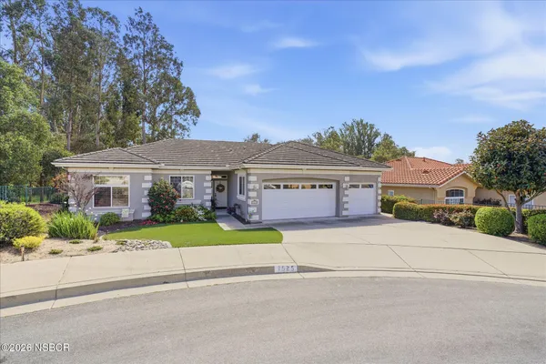 front view of house with a yard
