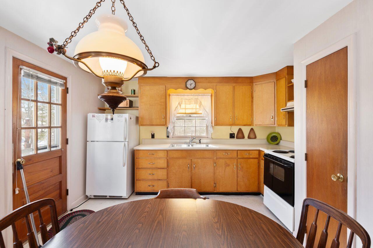 7 Captain Thomas Road Ogunquit, ME 03907 - Photo 9 of 36 Kitchen