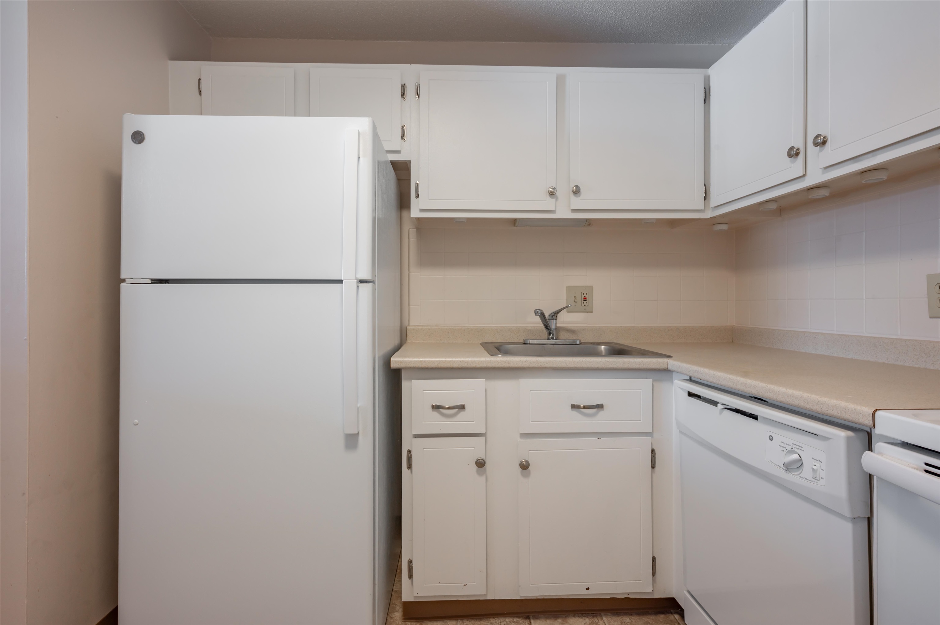 36 English Village Road, Unit 202R Manchester, NH 03102 - Photo 12 of 30