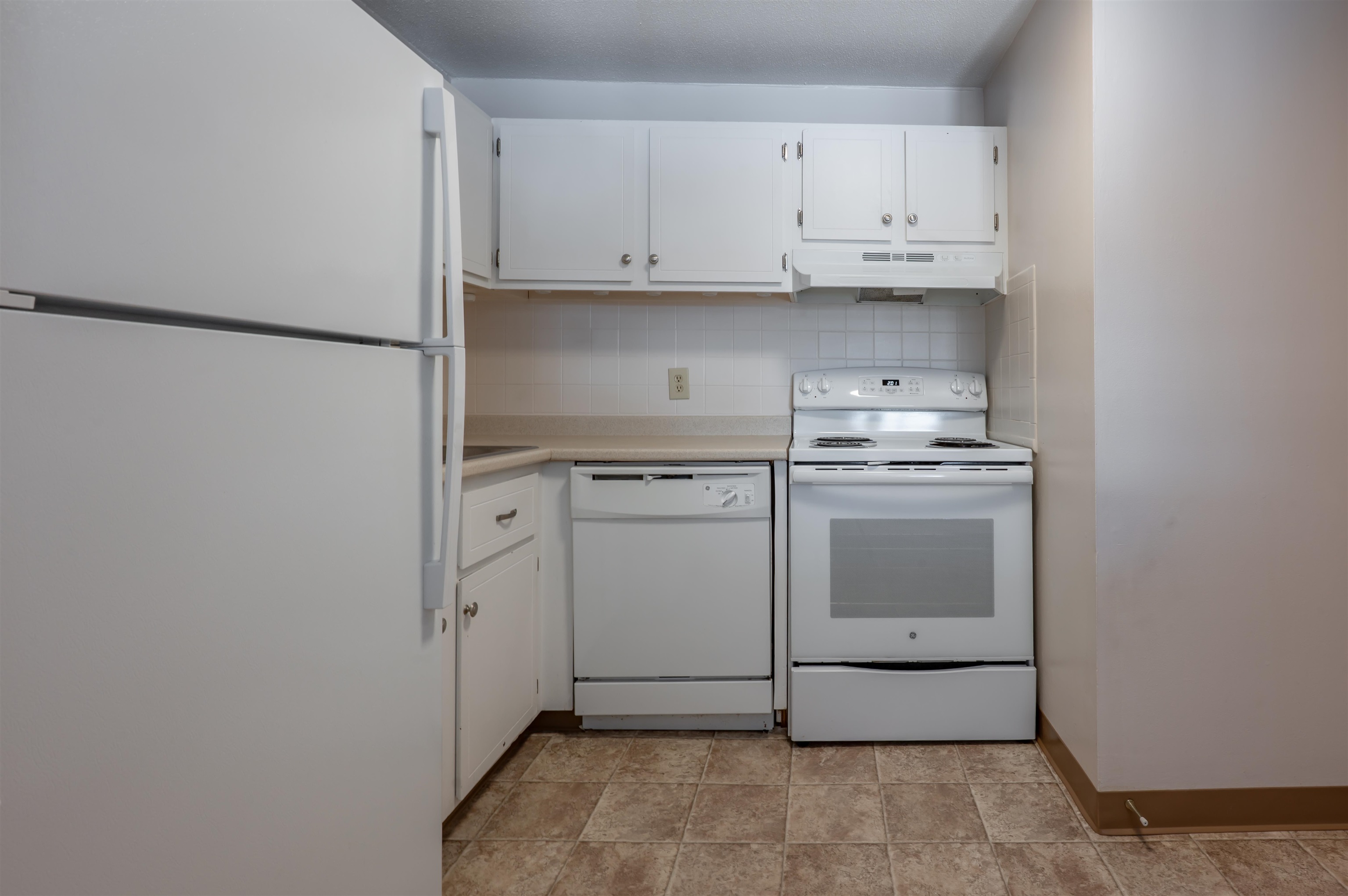 36 English Village Road, Unit 202R Manchester, NH 03102 - Photo 13 of 30