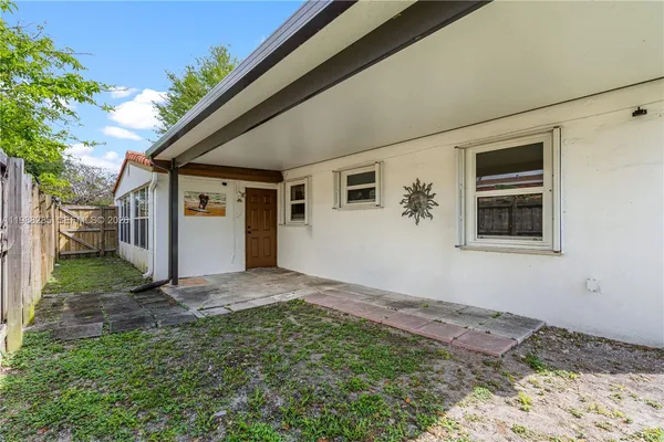 a view of backyard of the house